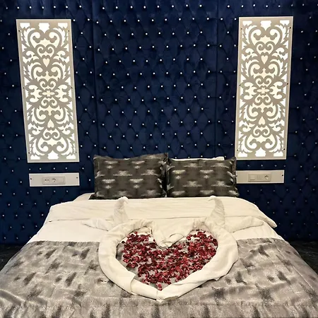 Golden Rose Deluxe Hotel